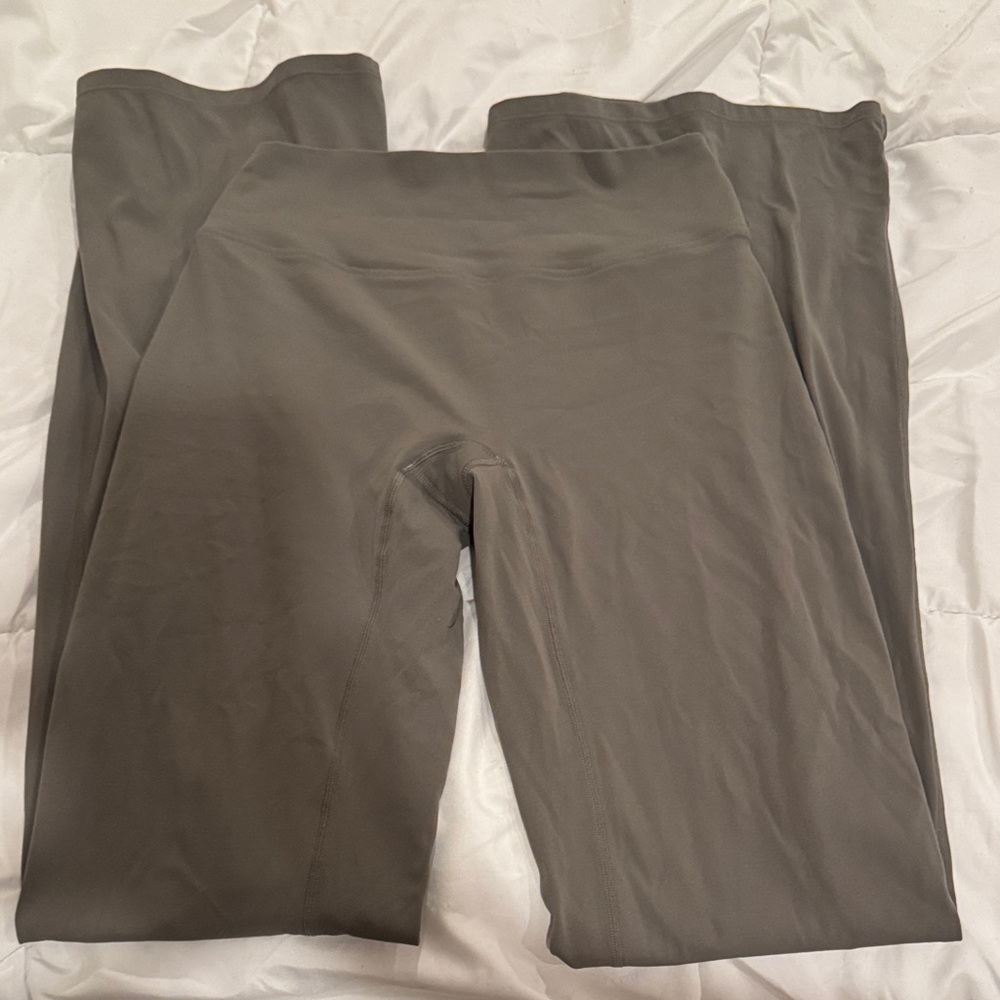 Soft motion FLARED pants white logo